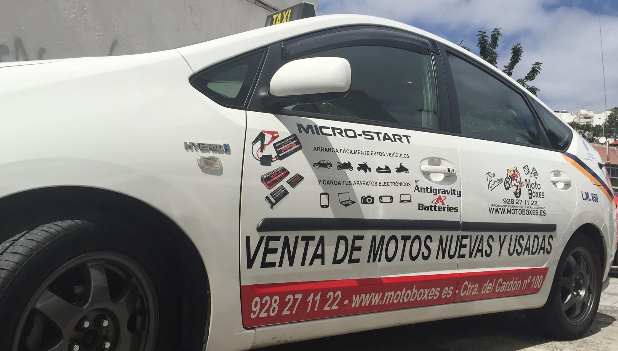imagen de un taxi usando vinilos realizados por rotulos Las Palmas