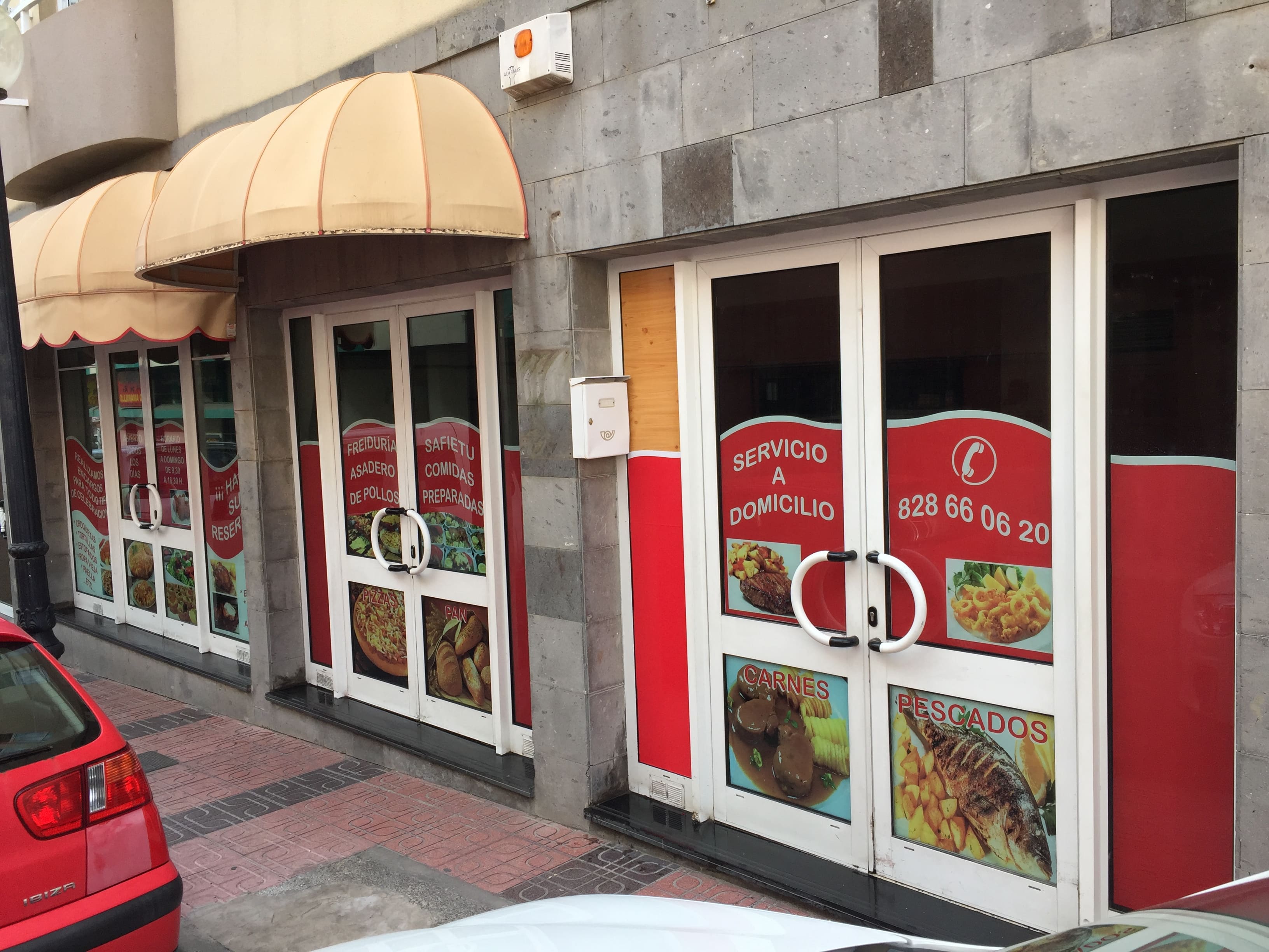 cartel luminoso de una farmacia donde se lee Tiquital, además aparecen unas cristaleras que también han sido decoradas por rotulos Las Palmas