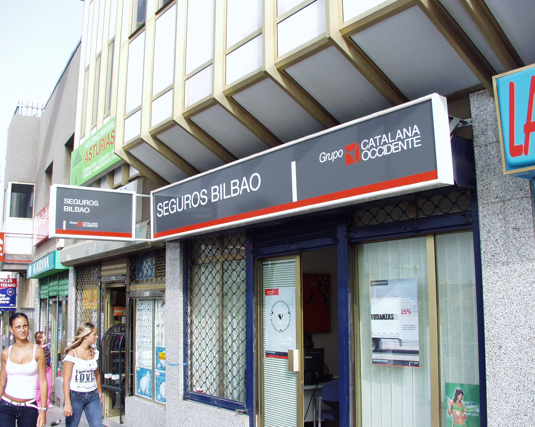 imagen de un taxi usando vinilos realizados por rotulos Las Palmas