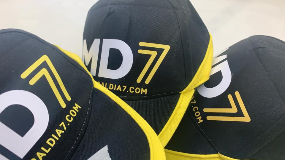 imagen de un taxi usando vinilos realizados por rotulos Las Palmas